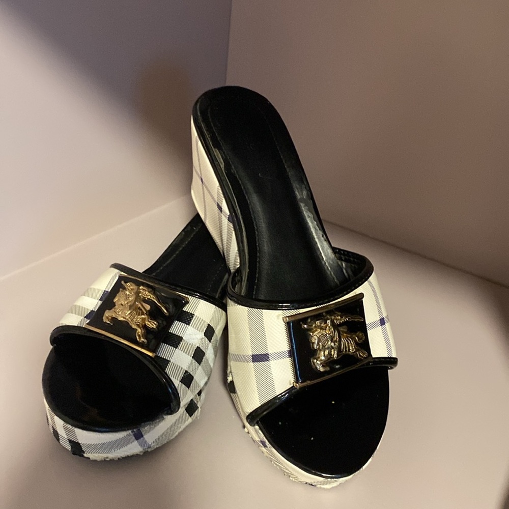 BEYOND RARE VINTAGE BURBERRY LONDON WEDGES